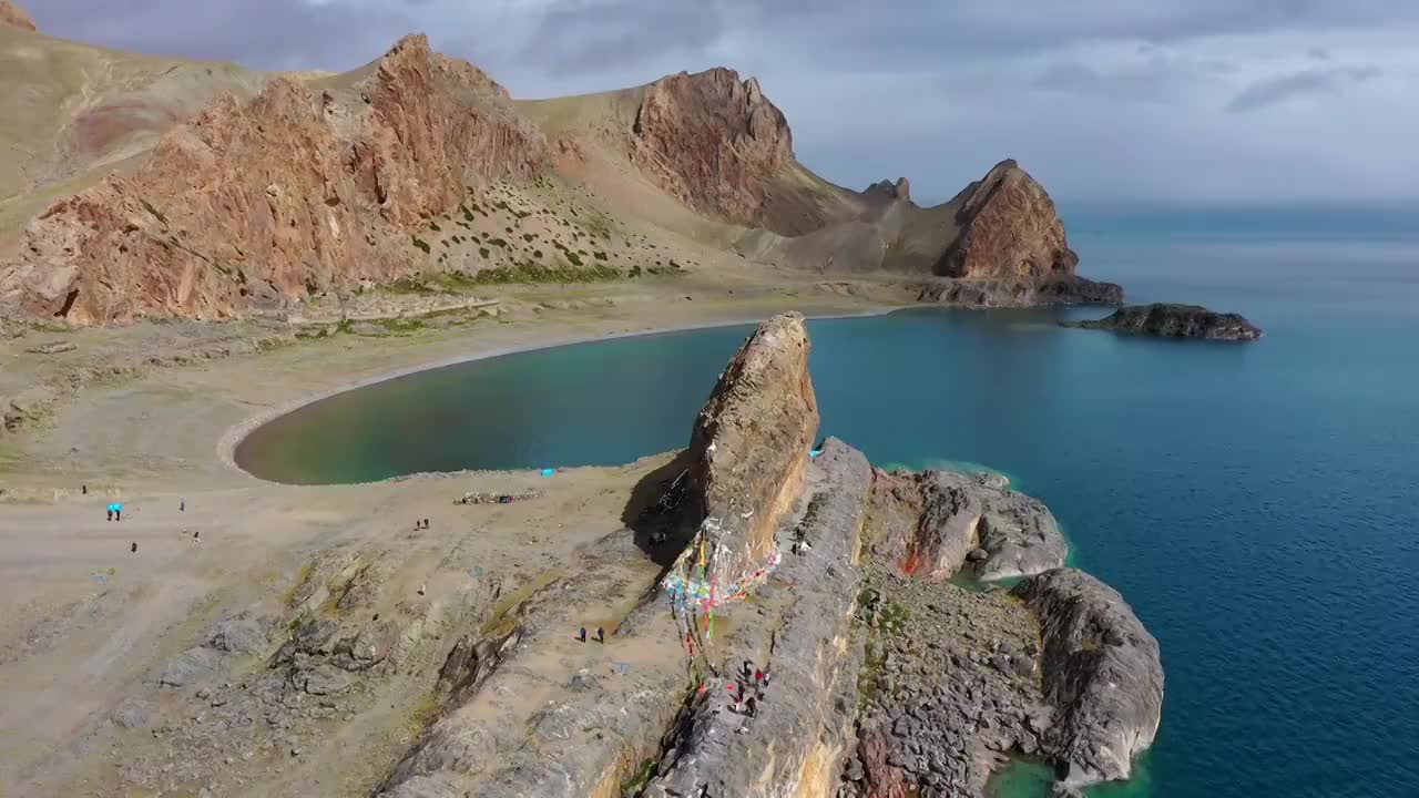 圣象天门，悬崖，纳木错，水域，晴朗，航拍，环绕，岩石，旅行视频素材