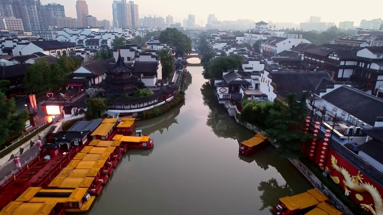 中国江苏南京秦淮河上河道清晨航拍视频素材