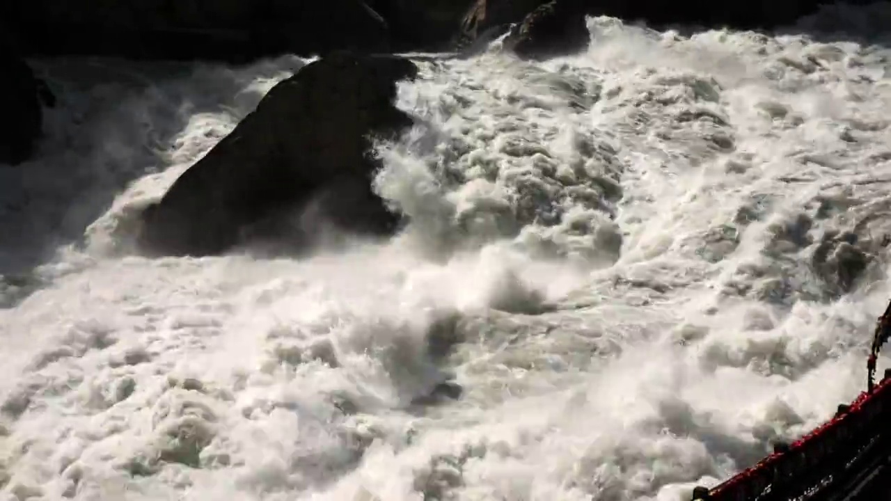 虎跳峡咆哮奔腾金沙江水高清视频素材  云南省虎跳峡景区视频素材