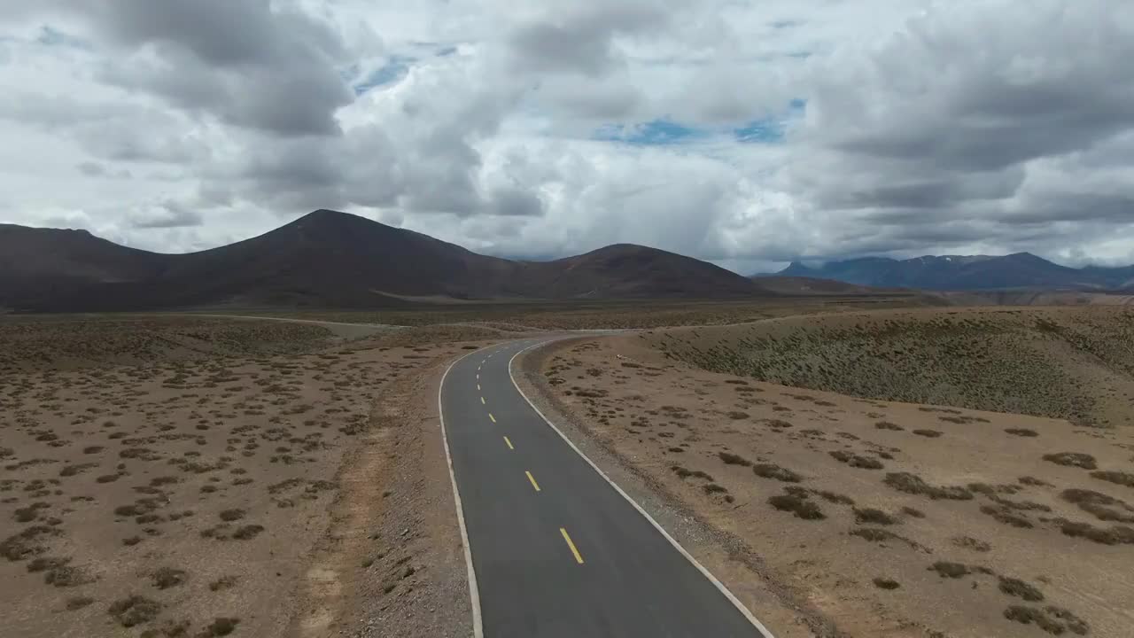 航拍西藏阿里地区蜿蜒的公路和起伏的地形视频素材