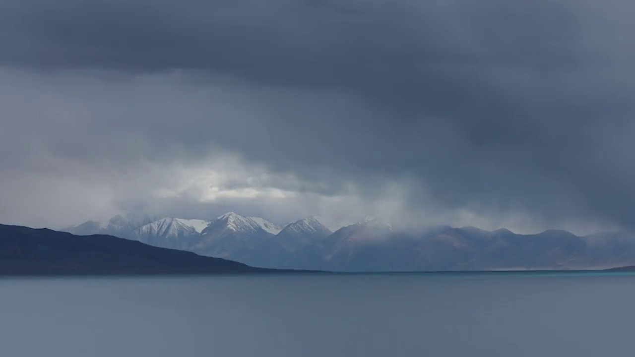 多云，湖面，雪山，蓝调，乌云风雨，暴雨将至，积雨云视频素材