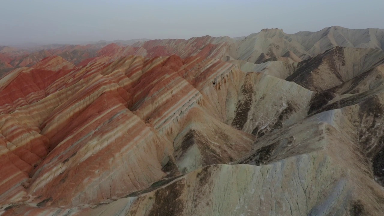 丹霞地貌，张掖七彩丹霞，岩石，岩层，航拍，色彩，纹理，丘陵视频素材