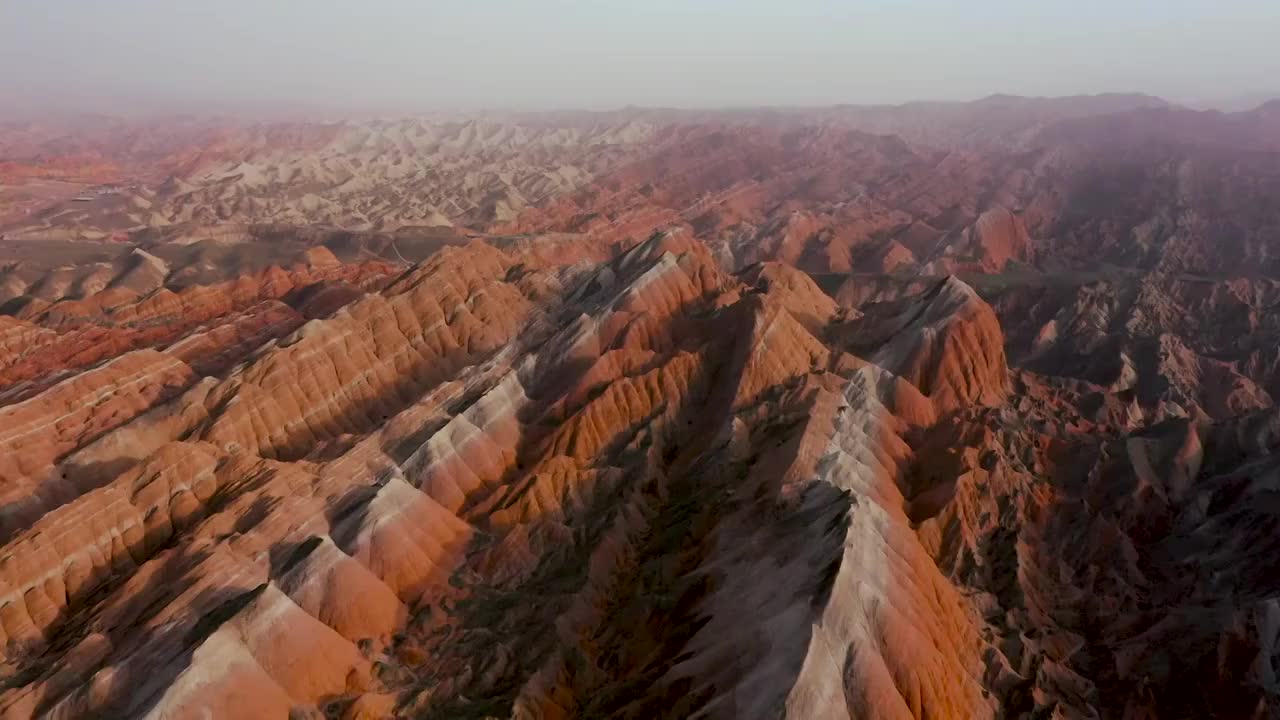 丹霞地貌，张掖七彩丹霞，航拍，岩层，色彩，抽象，地质学，光影视频素材