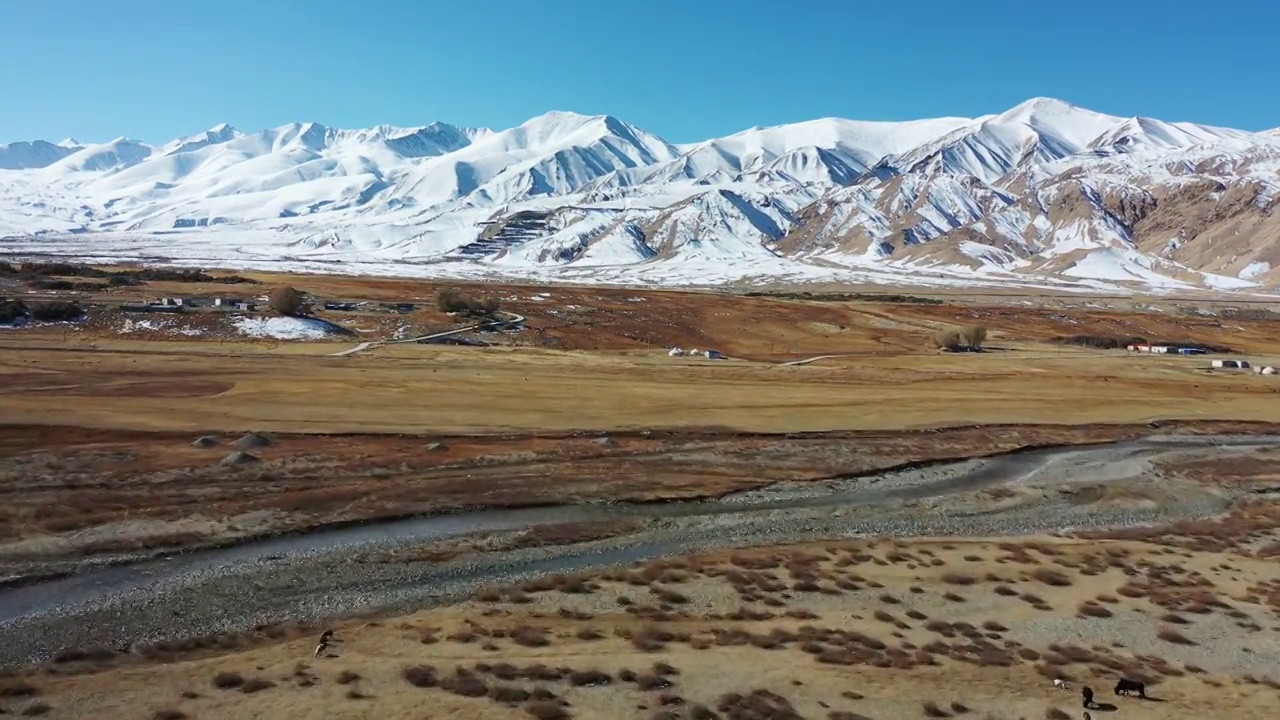 大美新疆：航拍新疆帕米尔高原的雪山，冰川，河流，冻土，草原视频素材