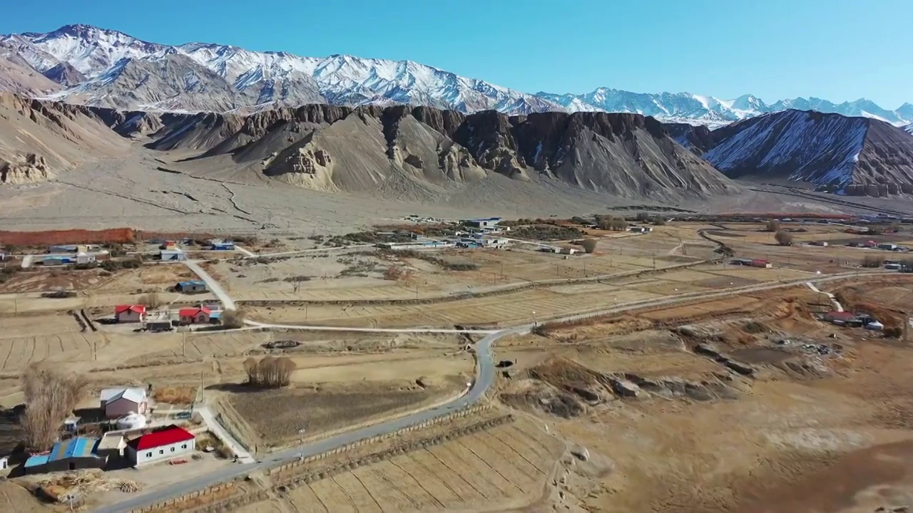 大美新疆：航拍新疆帕米尔高原的雪山，山谷，民居，乡村公路视频素材