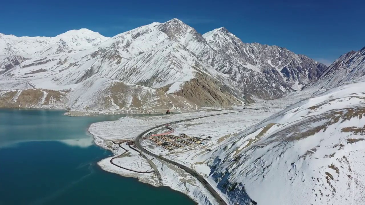 大美新疆：新疆帕米尔高原上的布伦口白沙湖，雪山，国道G314视频素材