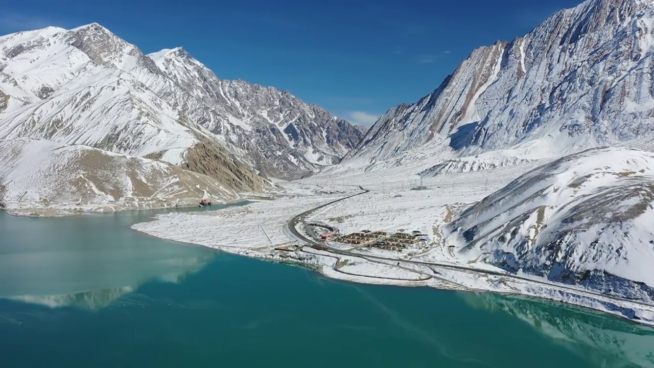 大美新疆：新疆帕米尔高原上的布伦口白沙湖，雪山，国道G314视频素材