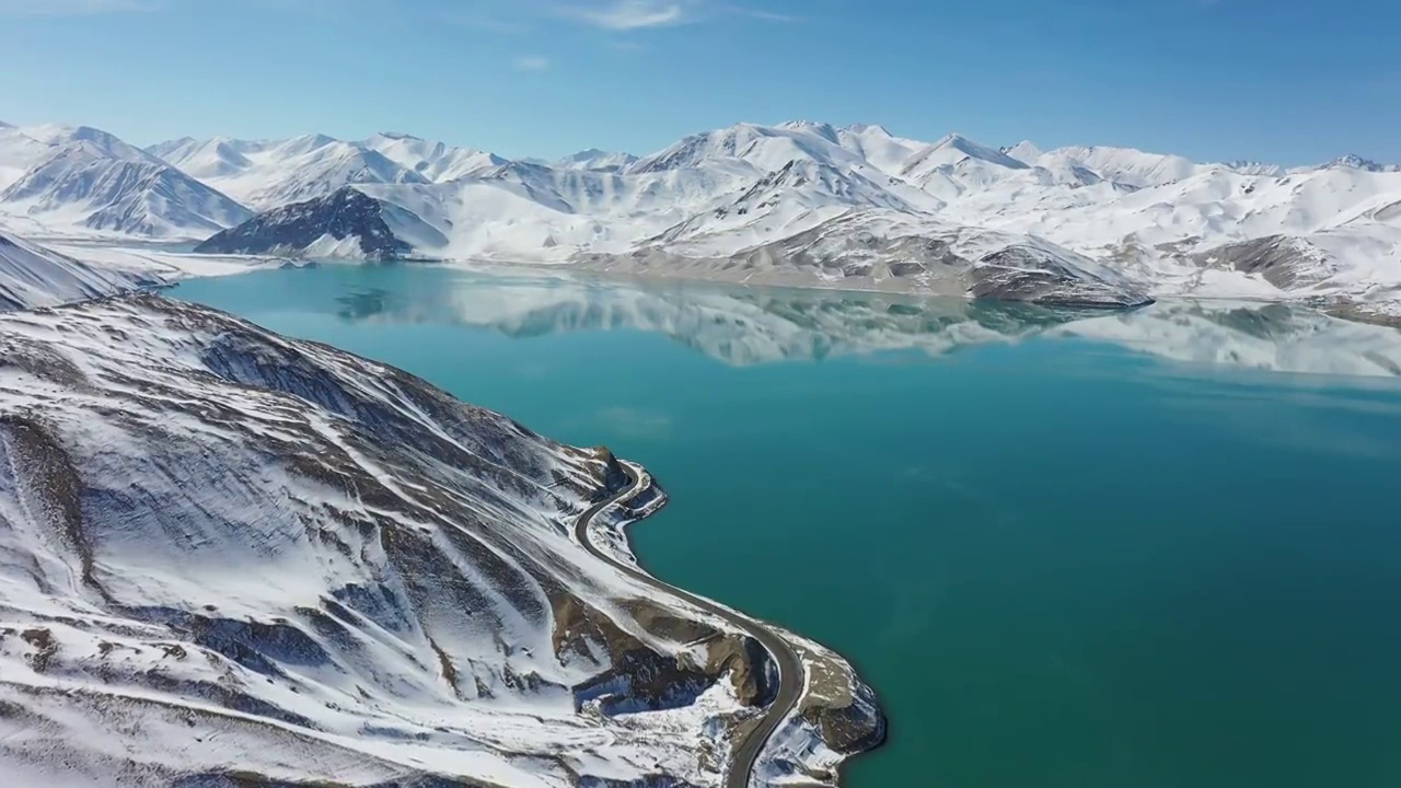 大美新疆：新疆帕米尔高原上的布伦口白沙湖，雪山视频素材