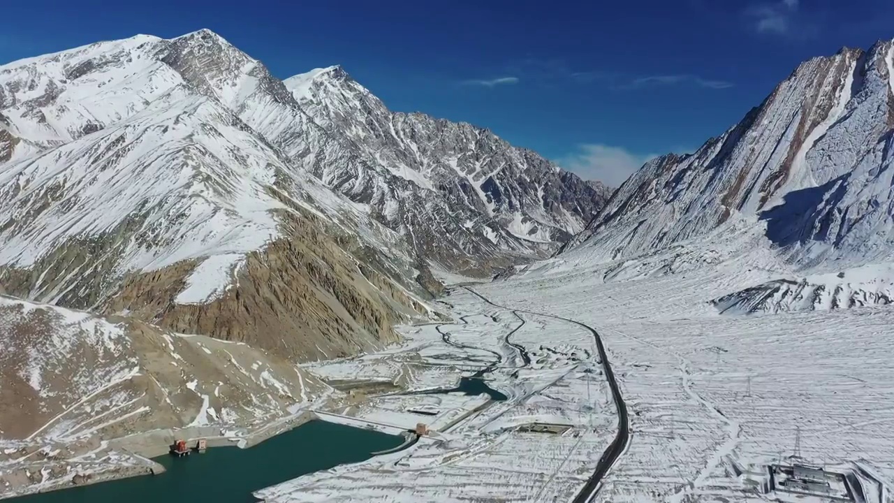 大美新疆：新疆帕米尔高原上的布伦口白沙湖，雪山，国道G314视频素材