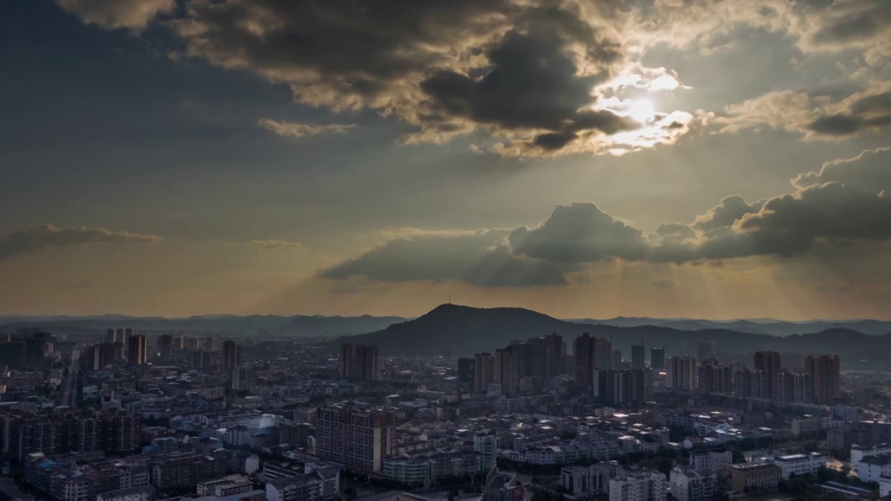 夕阳下的梓潼县城市光影视频素材