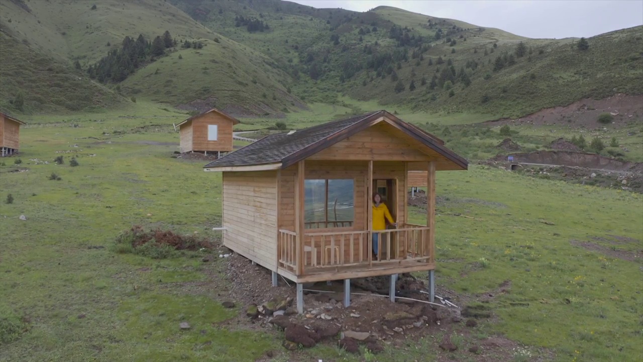 格聂小木屋旅行视频素材