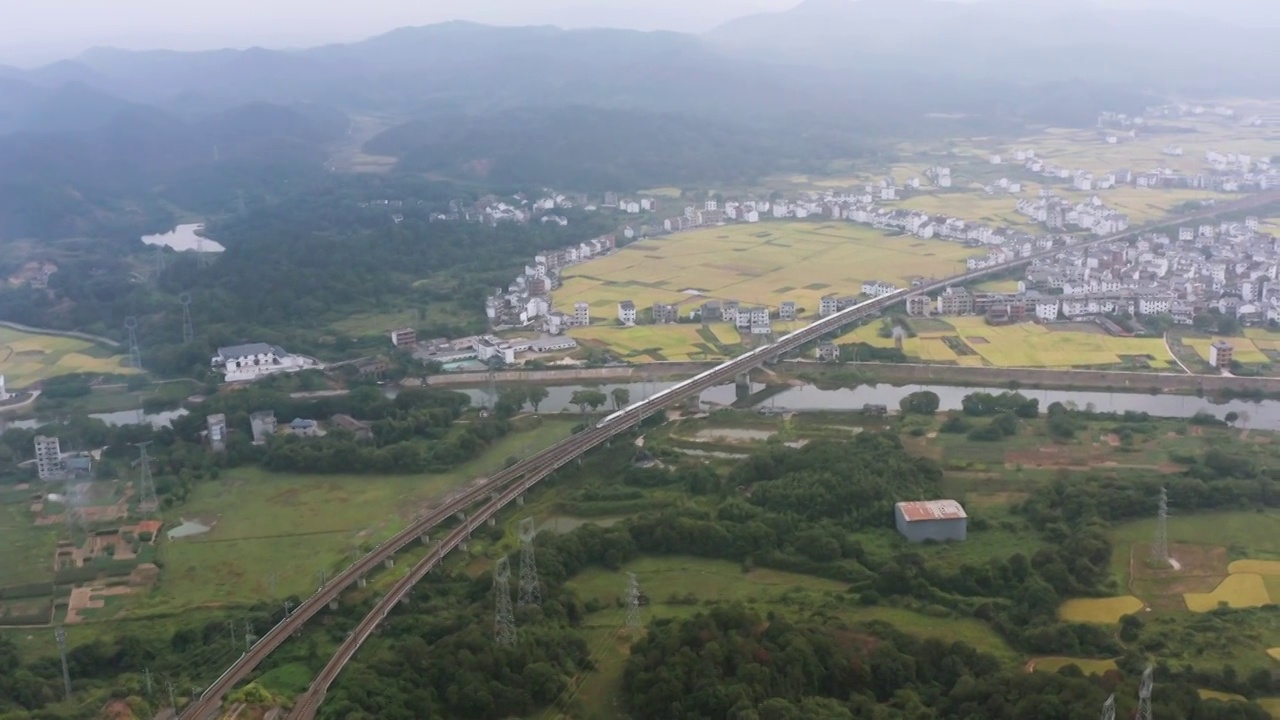 穿超金色田野乡村河流的高铁4K航拍视频视频素材