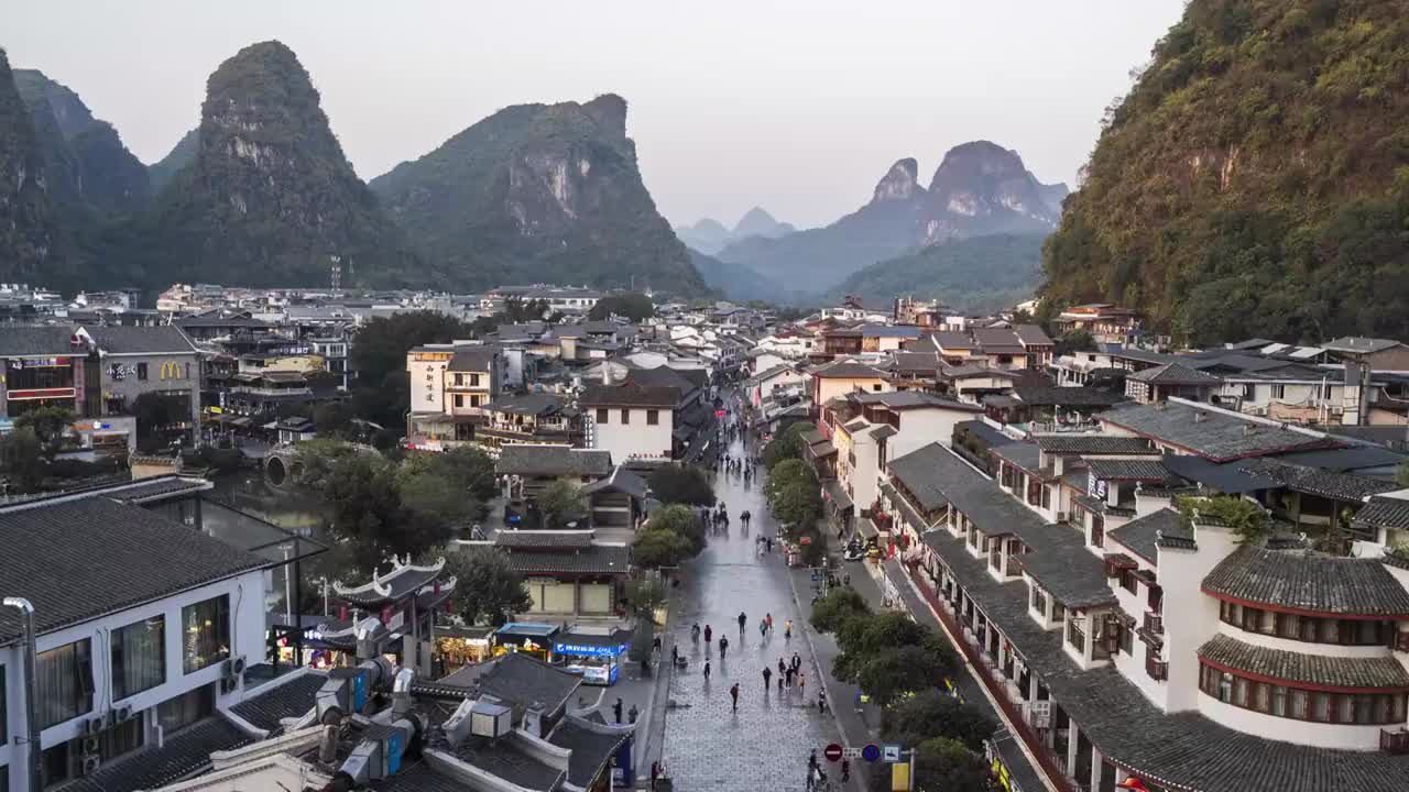 夕阳落下后灯火通明的桂林阳朔西街视频素材