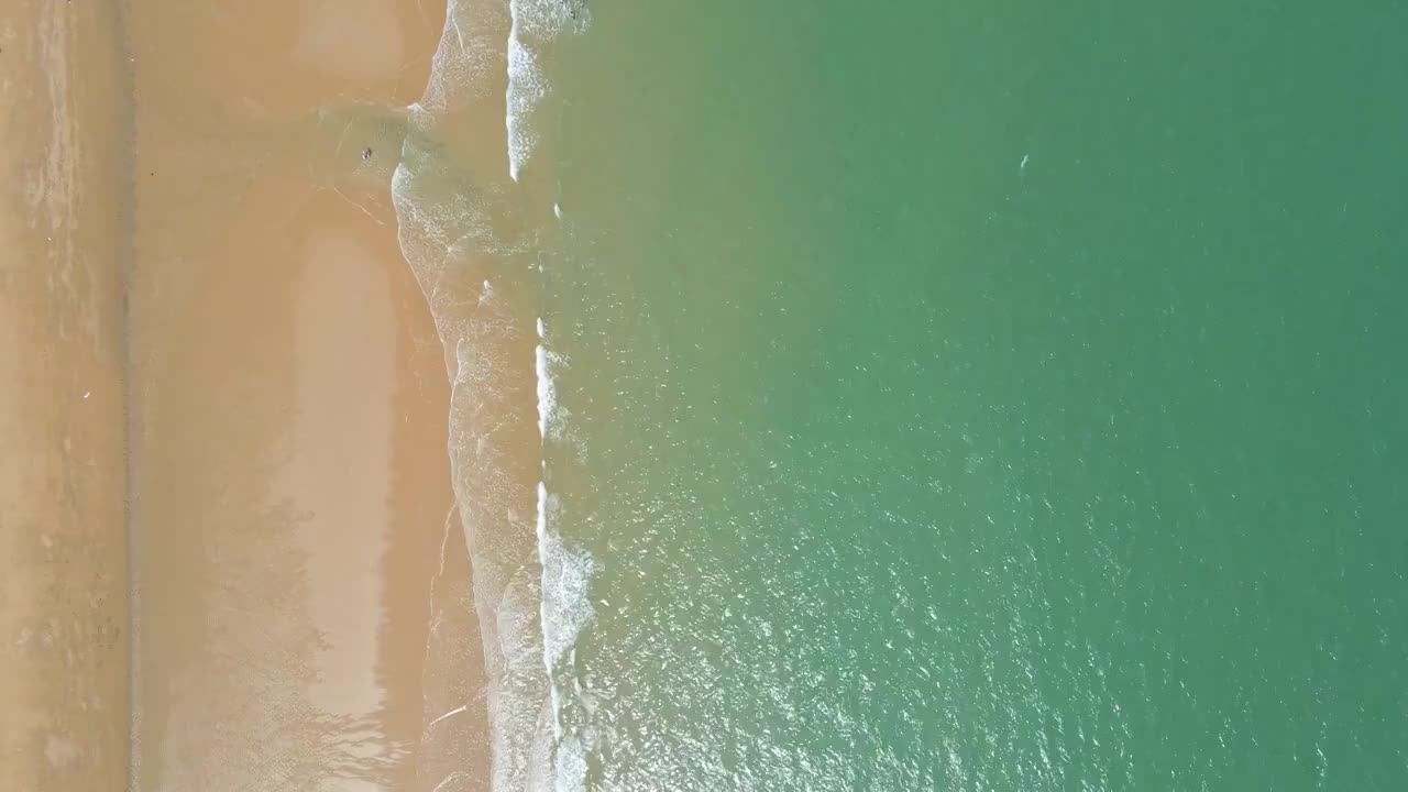 航拍海岸线沙滩波浪背景视频素材