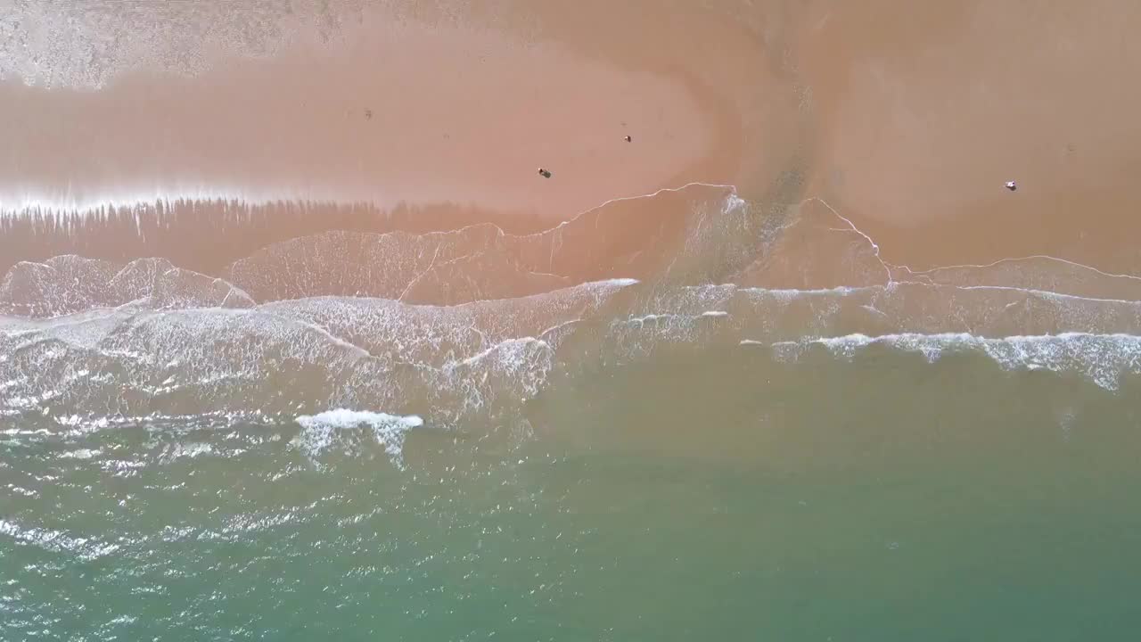 航拍海岸线沙滩波浪背景视频素材