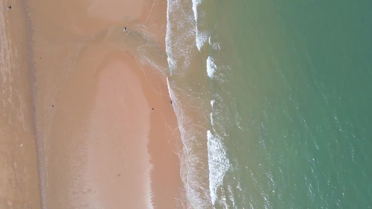 航拍海岸线沙滩波浪背景视频素材