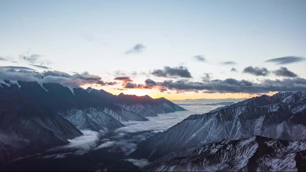 贡嘎雪山航拍日出延迟视频素材