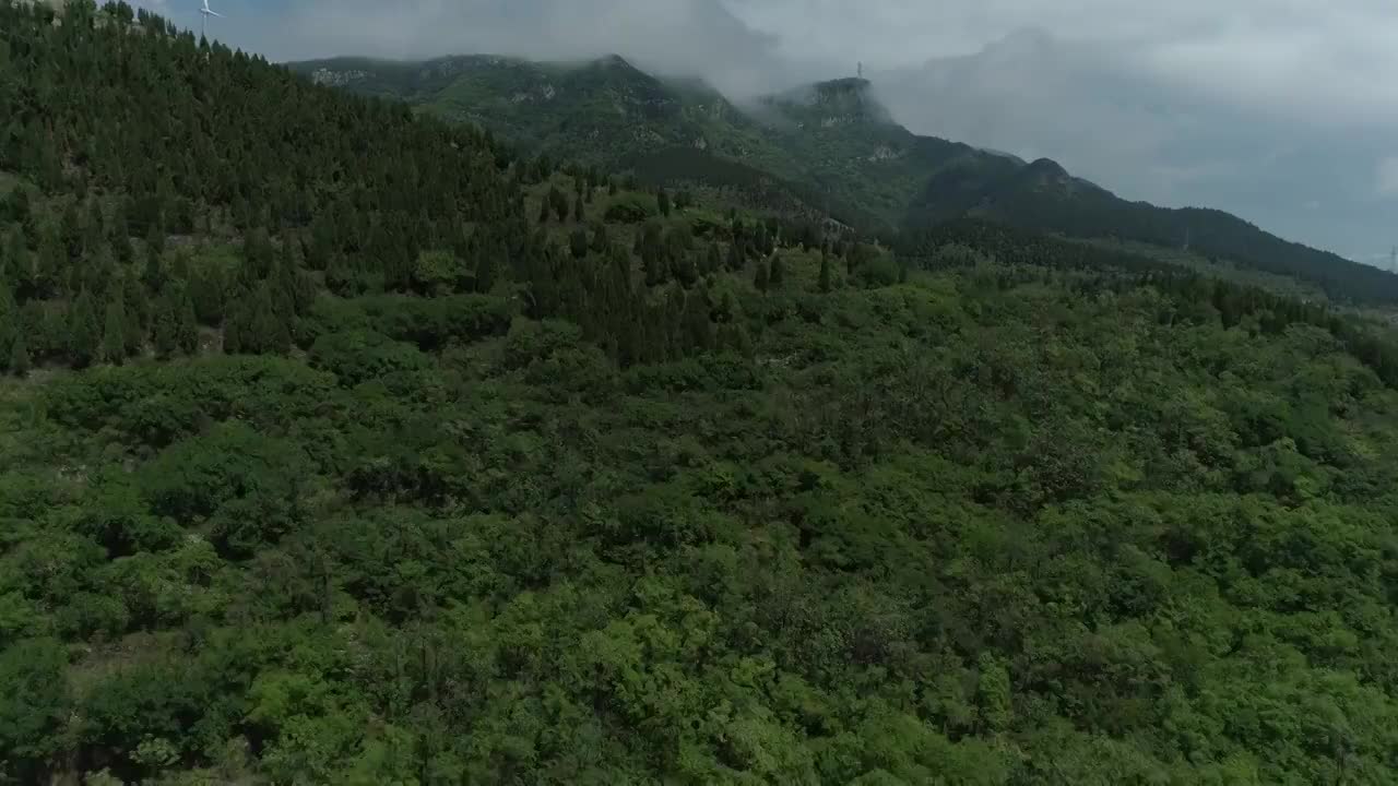 航拍山脉穿越山脉看到远处的云雾视频下载