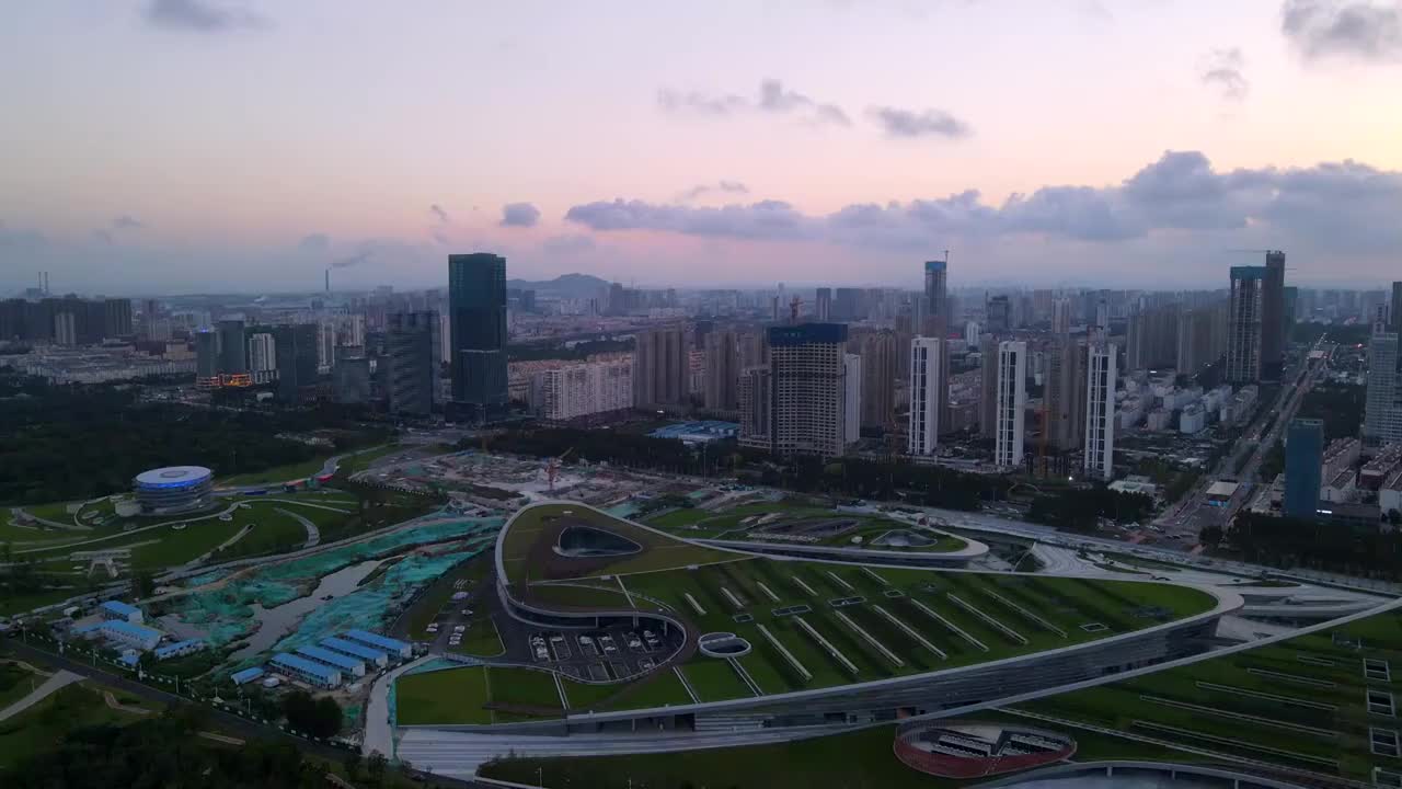 航拍山东日照城市风光和天空晚霞视频素材