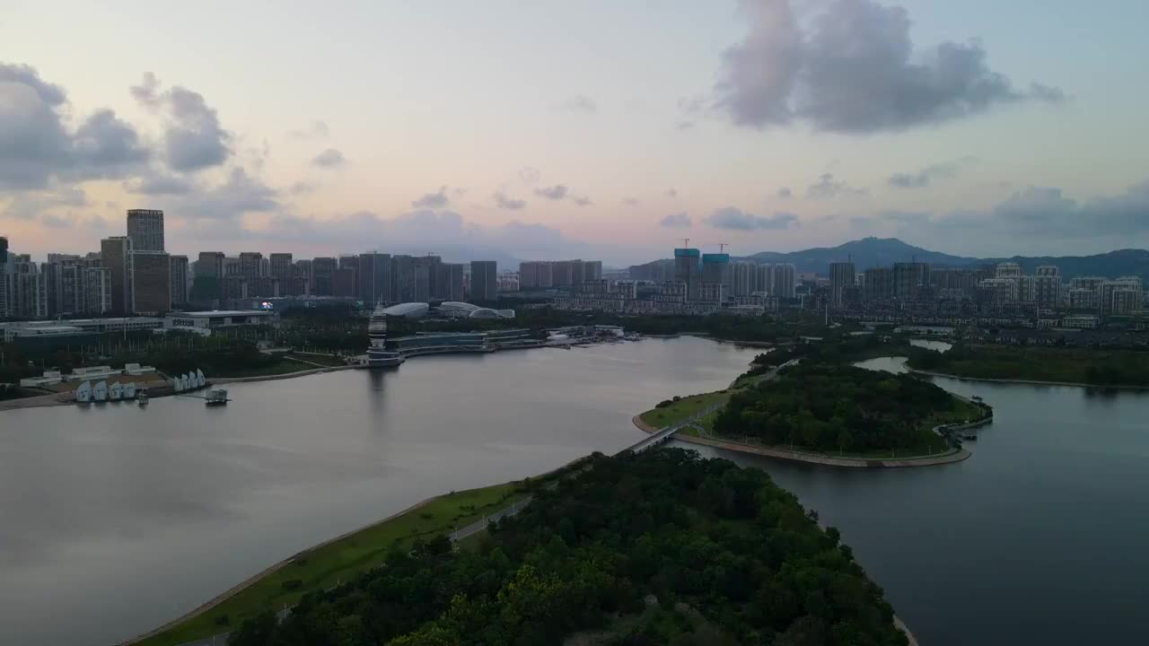 航拍山东日照城市风光和天空晚霞视频素材