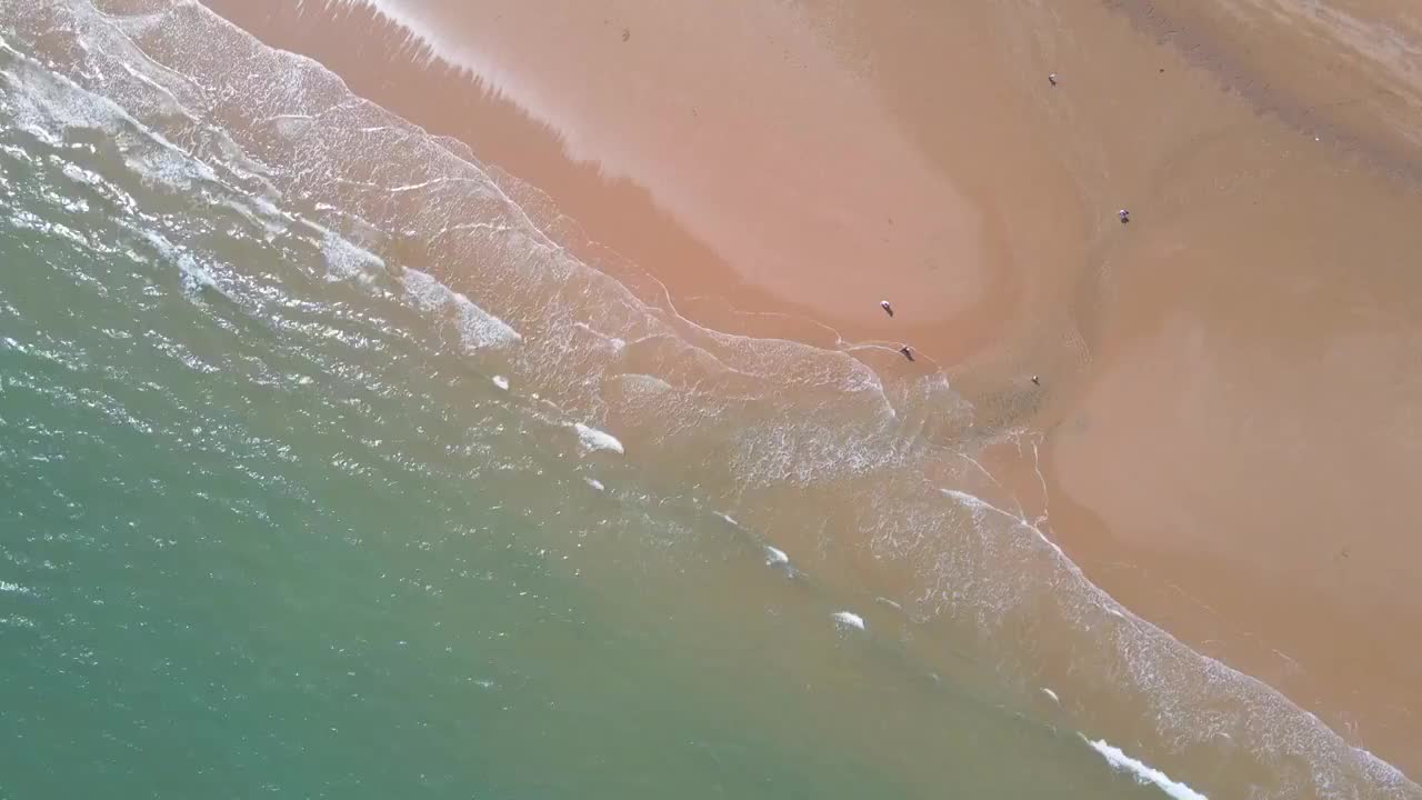 航拍海岸线海滩波浪素材视频素材