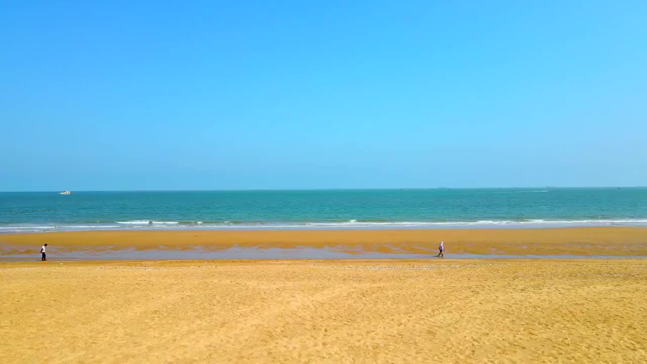 航拍海岸线海滩海平面视频素材