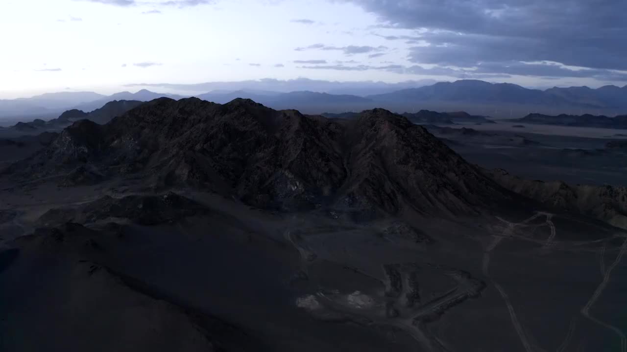 青海海西黑山戈壁蓝调航拍视频素材