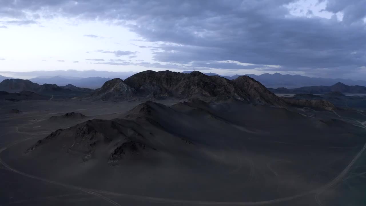 青海海西黑山戈壁蓝调航拍视频素材