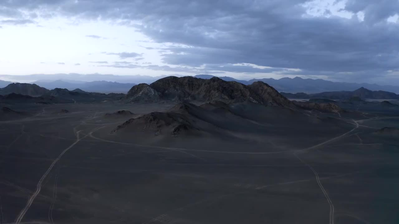 青海海西黑山戈壁蓝调航拍视频素材