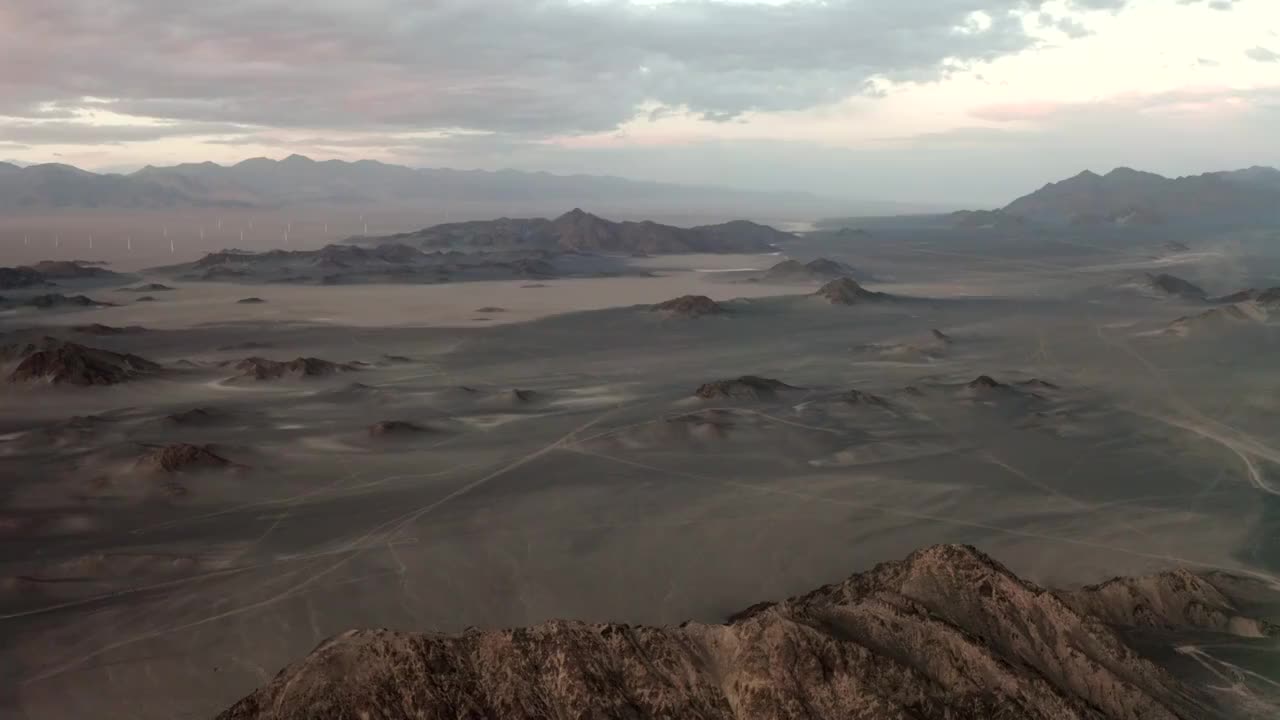 青海海西黑山戈壁日落航拍视频素材