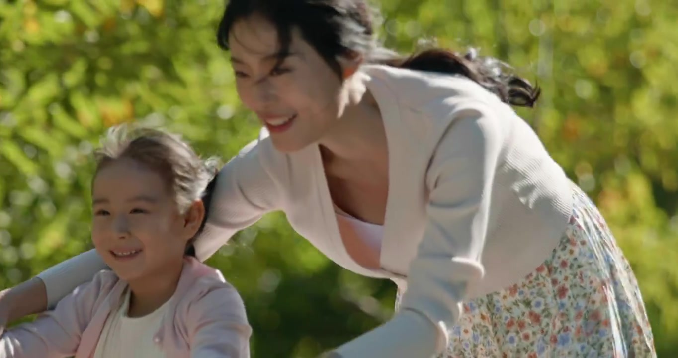母亲教女儿骑自行车视频素材画面4