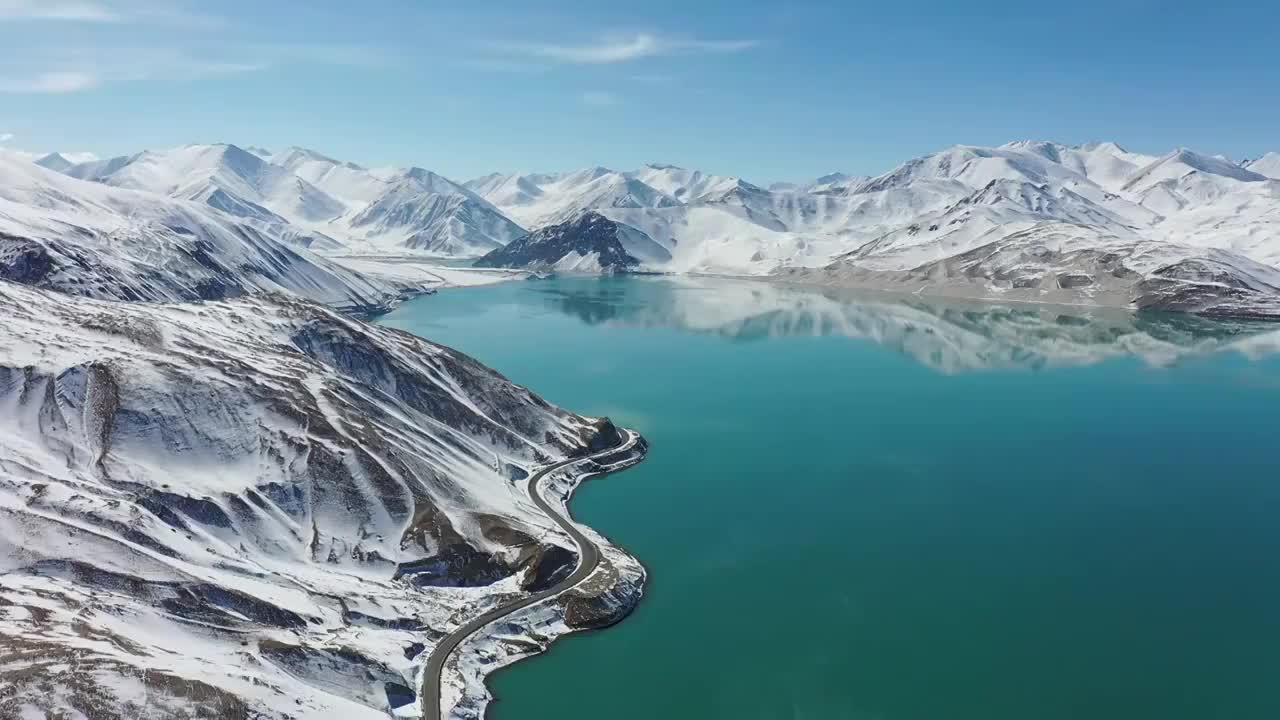 大美新疆：新疆帕米尔高原上的布伦口白沙湖，雪山，公路视频素材