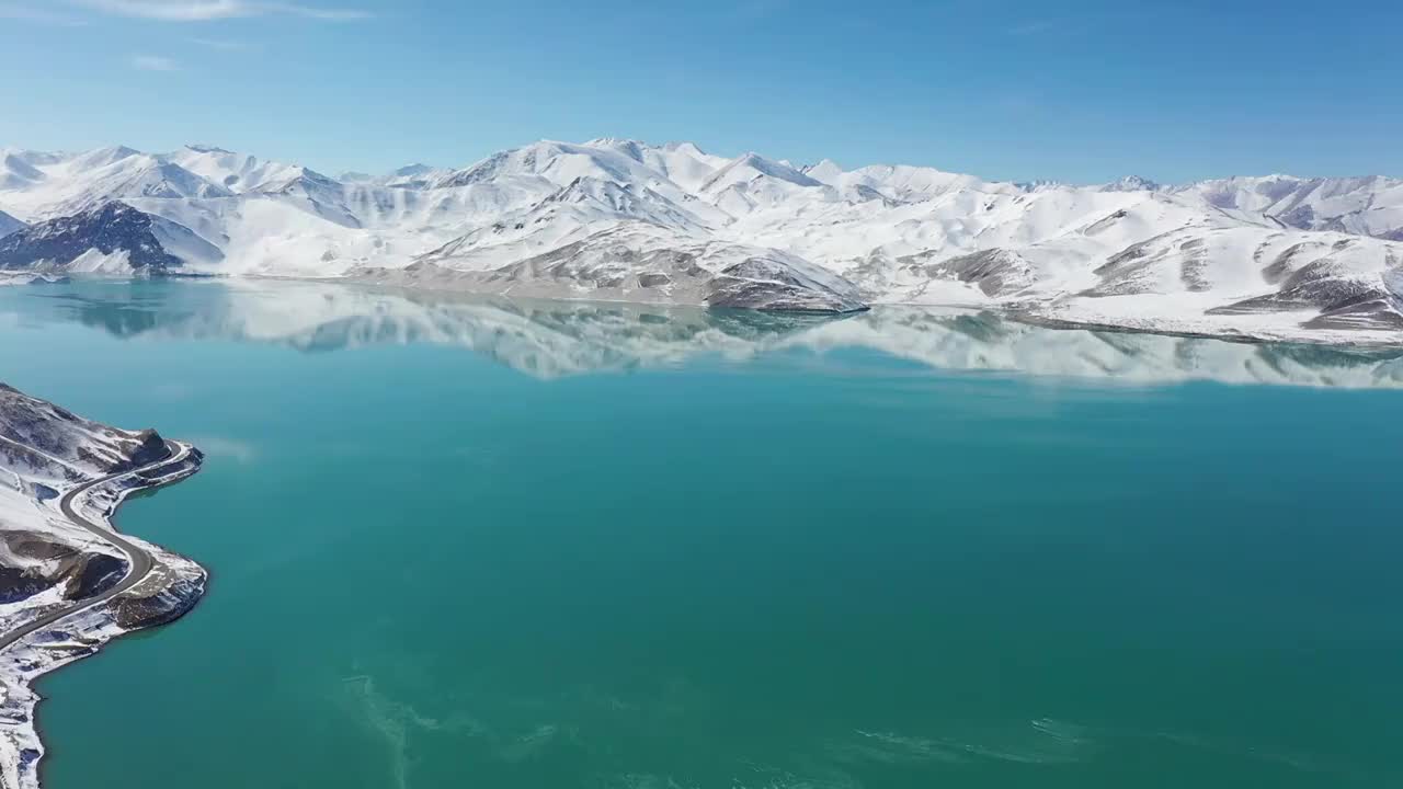 大美新疆：新疆帕米尔高原上的布伦口白沙湖，雪山，公路视频素材