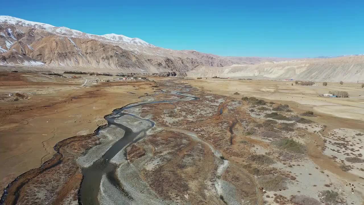 大美新疆：航拍新疆帕米尔高原的雪山，河流，山脉视频素材