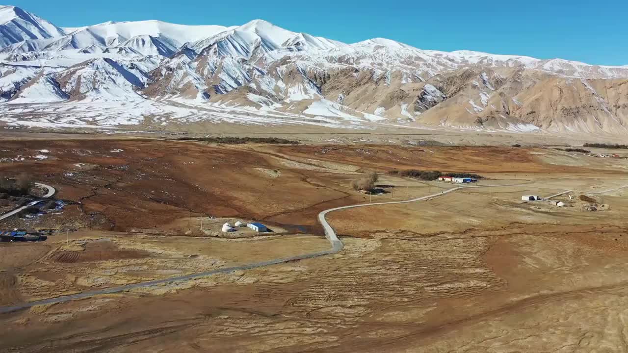 大美新疆：航拍新疆帕米尔高原的雪山，山脉，乡村路视频素材