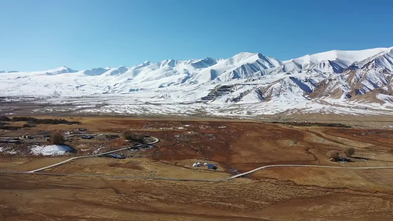 大美新疆：航拍新疆帕米尔高原的雪山，山脉，公路视频素材