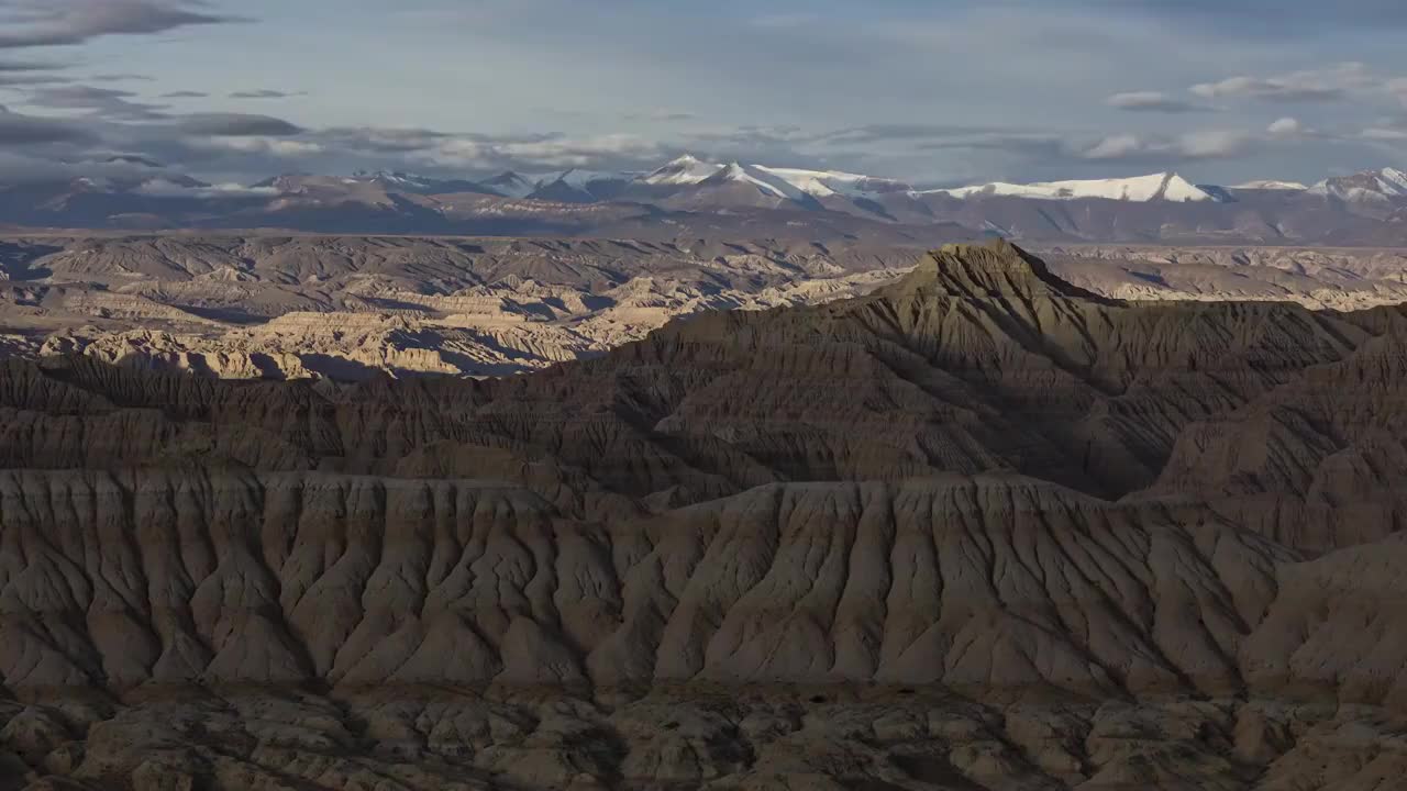 西藏阿里扎达土林的清晨，地质，沟壑，干旱，光线，荒凉，贫瘠视频素材