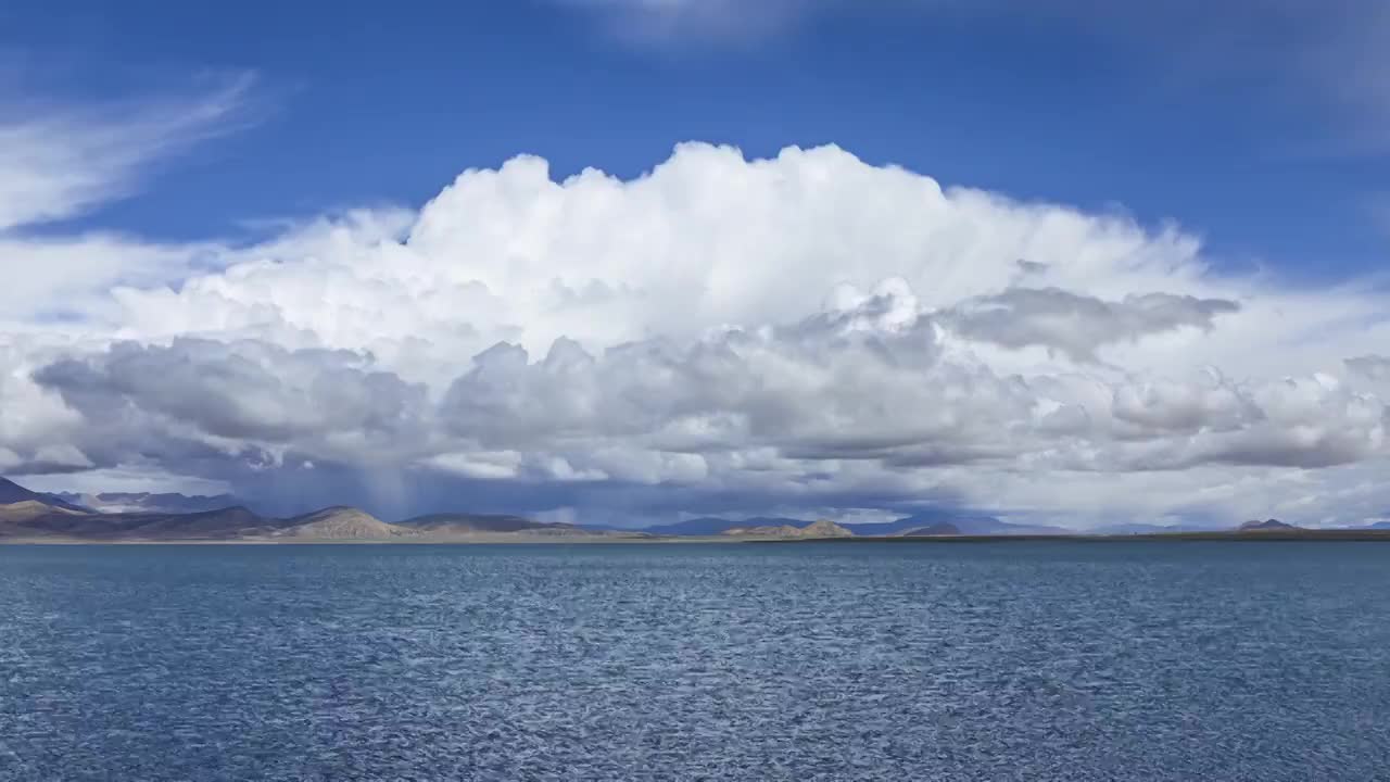 西藏阿里的湖，湖泊，云层，晴朗，天空，白昼，纯净，优美，水源视频素材