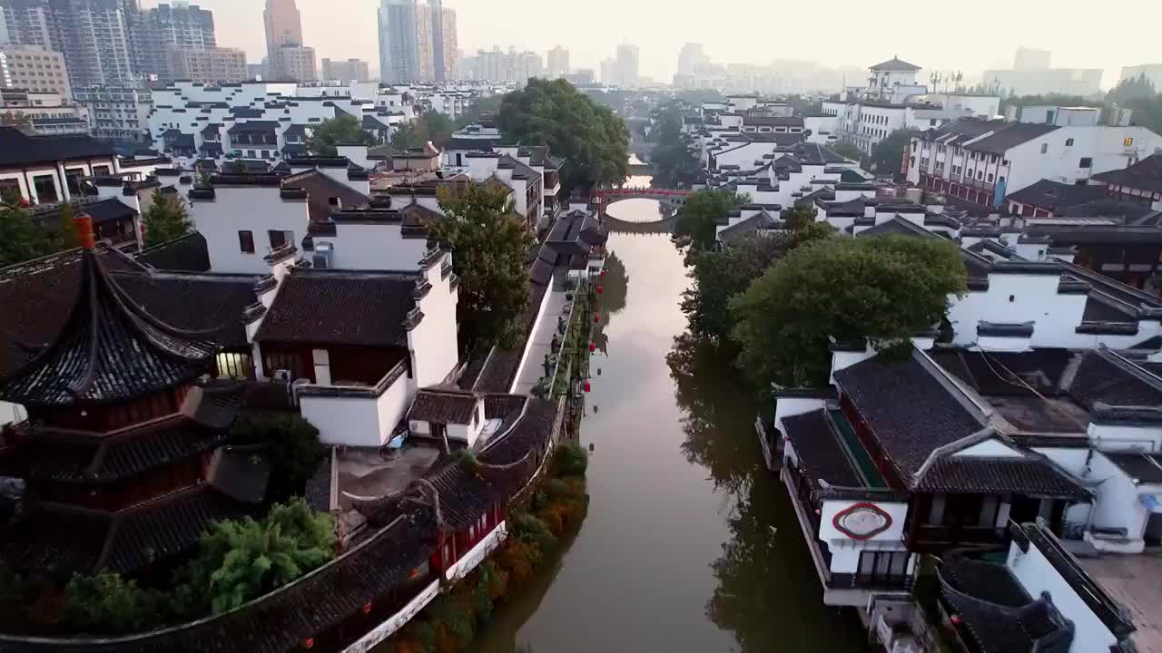 中国江苏南京秦淮河上河道清晨航拍视频素材