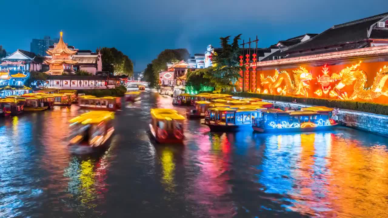 中国江苏南京秦淮河上穿梭的游船夜景延时摄影视频素材