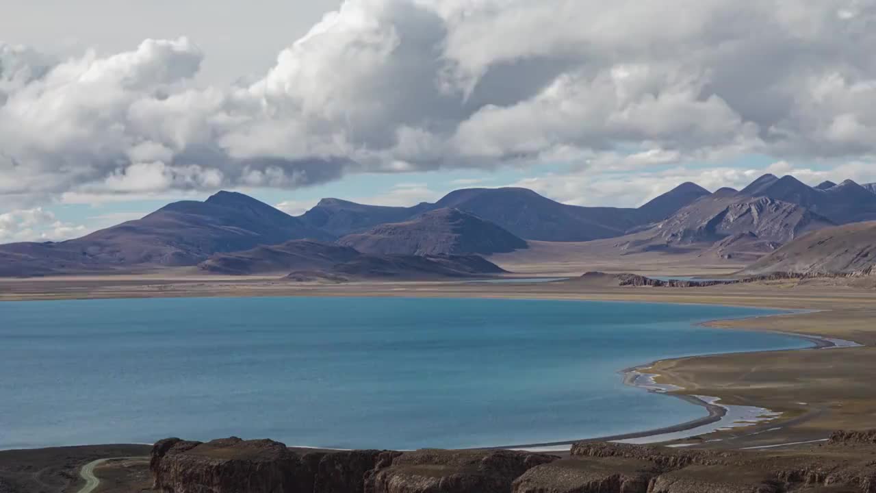 纳木错的河湾风光，湖泊，水域，云，天空，安静，自然，唐古拉山视频素材