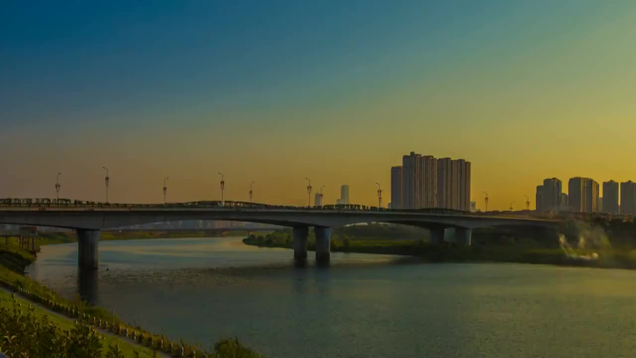 长沙市浏阳河二环线大桥夕阳日落大范围移动延时摄影视频素材