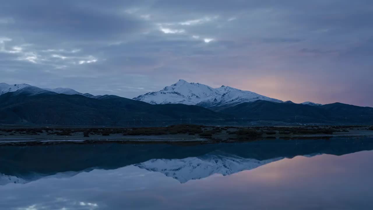 清晨雪山的倒影，湖泊，雪山，水域，反射，安静，早晨，山峰视频素材