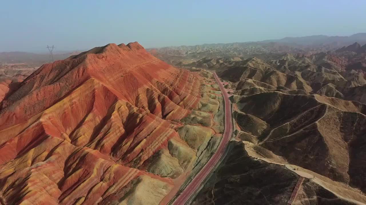 张掖七彩丹霞地貌，地理，岩石，山丘，路，红色，高视角，色彩视频素材