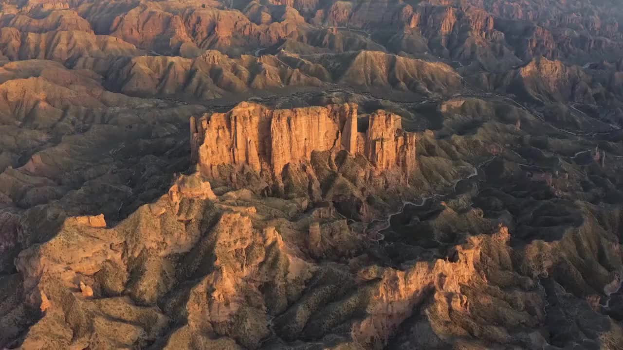 张掖冰沟丹霞地貌，夕阳，悬崖，峡谷，岩石，山丘，地质，沟壑视频素材