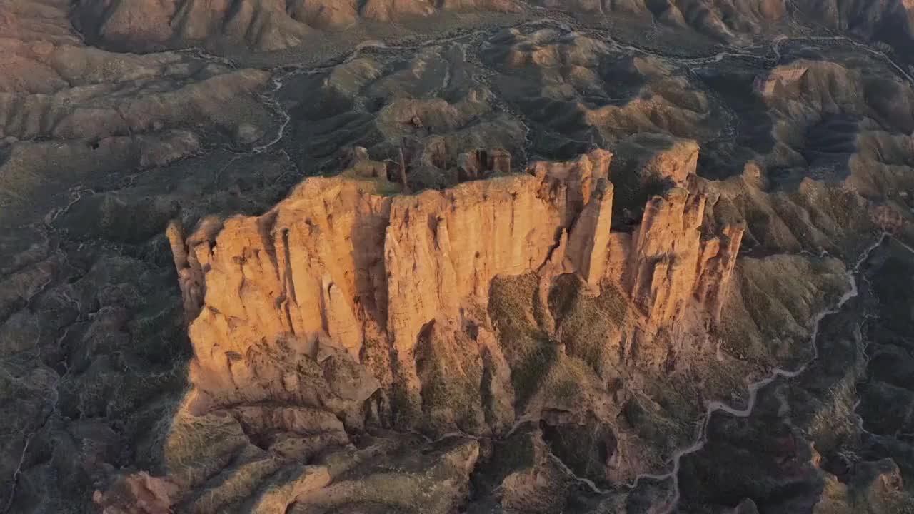 张掖冰沟丹霞地貌，夕阳，悬崖，峡谷，岩石，山丘，地质，沟壑视频素材