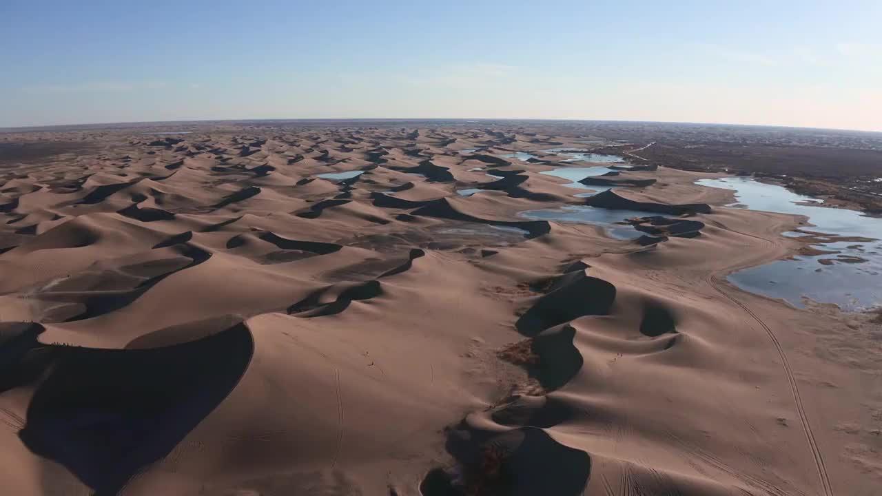 沙漠中的湖泊，水，沙丘，湖泊，优美，奇观，白昼，炎热，地理视频素材