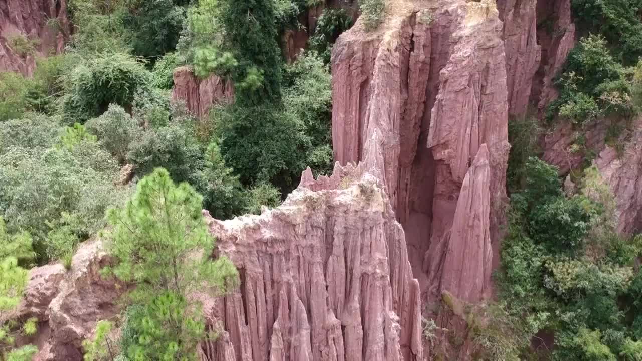 云南省红河州石屏县的一处土林地貌视频素材