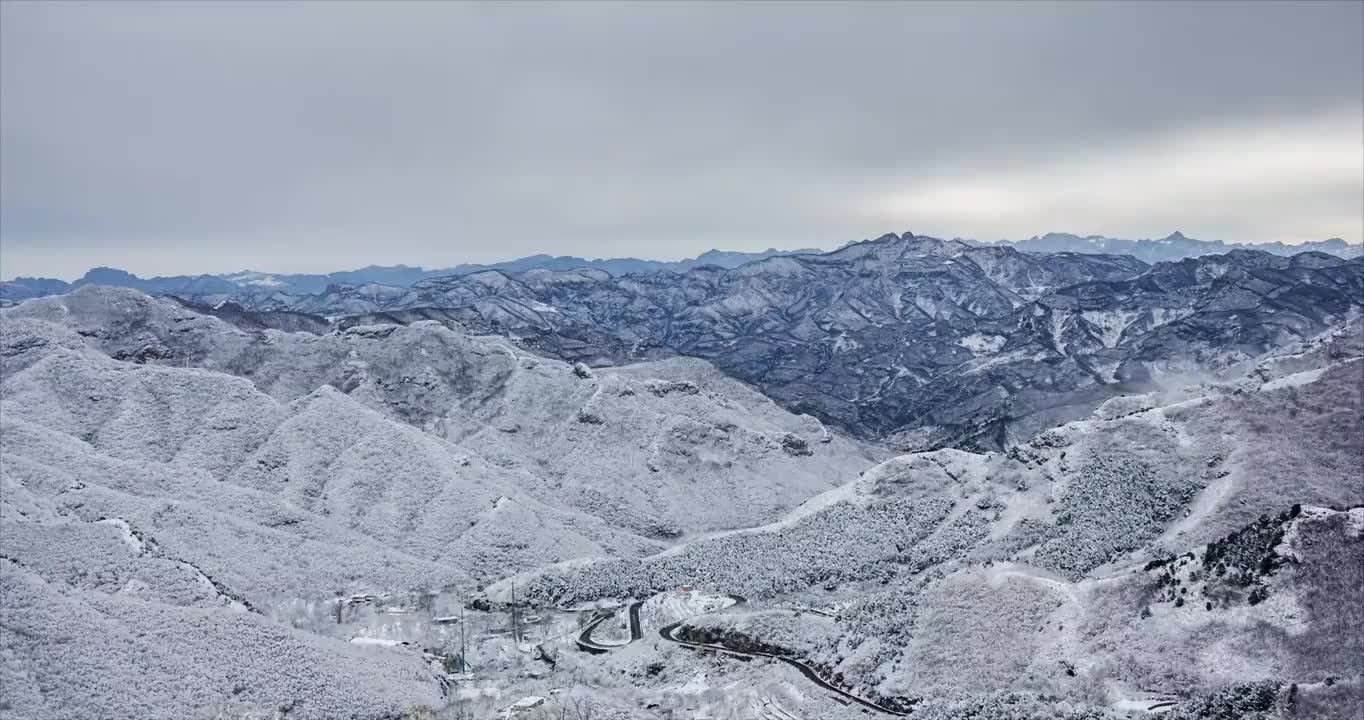 大雪后银装素裹的宝水山谷视频素材