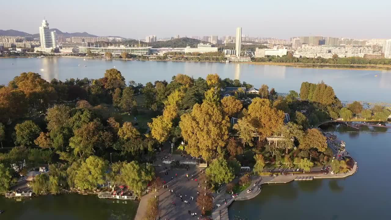 秋季南京玄武湖公园梁洲的秋色风光视频素材